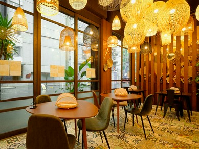 たくさんのペンダントライトが輝くおしゃれな店内