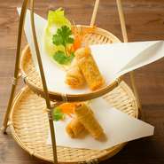 豚ひき肉と数種類の野菜・スパイスを混ぜ合わせ、厳選したライスペーパーに包み揚げた、食感心地よい揚げ春巻き。アツアツの春巻きを特製ヌックマム（ナンプラー）につけて。各素材にこだわった自慢の逸品です。