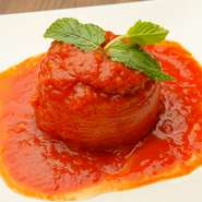 新鮮な国産トマトの器に豚肉等の具材を詰めた、鮮やかなメニュー。繰り抜いたトマトを使った特製ソースもまた、クセになる味わい。トマトを丸ごと楽しむ、ベトナム料理の多様性を象徴するひと品です。