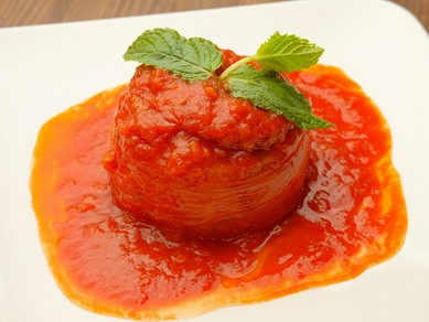 トマト丸ごと楽しむ『トマト肉詰め』