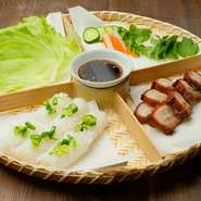 皮付きのままひと晩タレに漬け込み、パリッと香ばしく焼き上げた豚肉。コクのあるベトナム醤油でいただくビーフンネギ油の組み合わせはシェアにもぴったり。提供まで少し時間がかかるため早めの注文がオススメです。