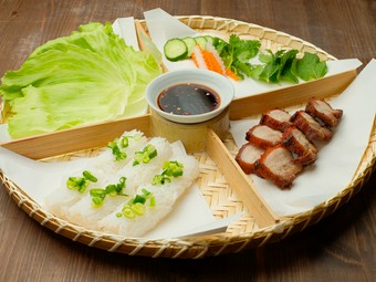 シェアもオススメ『豚皮付き焼き』＋『ビーフンネギ油』