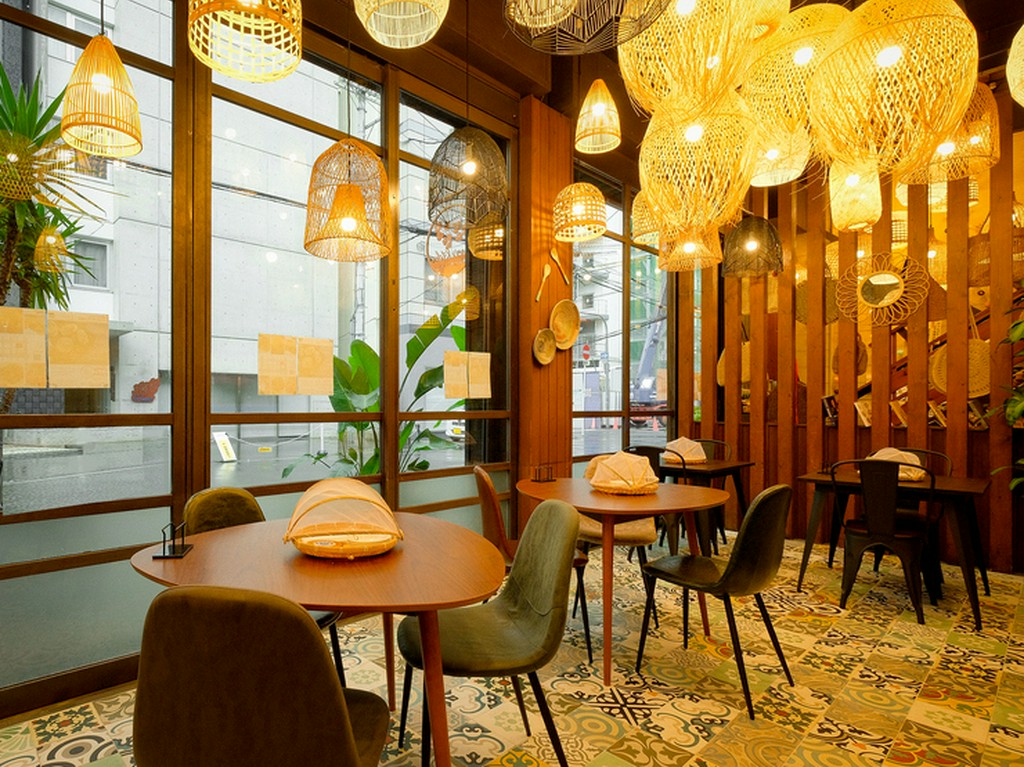 ベトナム感満載の空間。スタッフもアオザイでお出迎え