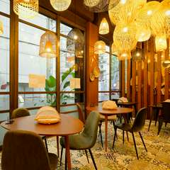 ベトナム感満載の空間。スタッフもアオザイでお出迎え