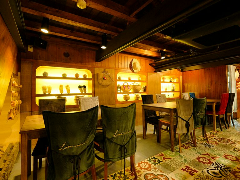 2階テーブル席は隠れ家的な印象