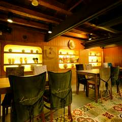 2階テーブル席は隠れ家的な印象