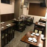 木の温もりが感じられる店内は、朱色の暖簾がアクセント。一品料理をつまみつつゆっくりと時間を過ごせます。ドリンクは常時50種類以上あり、大人のデートにぴったりです