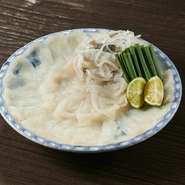 下関産のとらふぐを使用。
厚めに切った贅沢なお刺身です。
自家製のポン酢でお召し上がりください。
