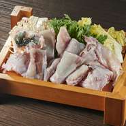 昆布出汁ベースに、豪快にふぐを使用した旨味が凝縮した一品です。