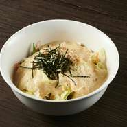 すりおろした大和芋、レタス、キュウリ等を使った麻布しき定番の和風サラダです。
※ハーフサイズもご用意しております。