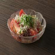 トマトとじゃこを自家製ポン酢のドレッシングでお召し上がりください。