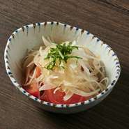 トマトと玉ねぎのスライスを使用したヘルシーな一品です。