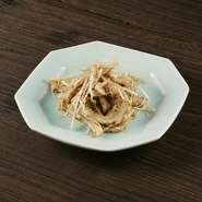 麻布しき人気ナンバー1メニュー。
黒コショウを効かせたおつまみに最高の一品です。