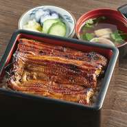 厳選した国産の特大鰻を白焼き、蒸し、本焼きと丁寧に焼き上げた　麻布しき渾身の一品です

※お土産も承ります
うな重、蒲焼はオーダーしてから30分ほどお時間がかかります