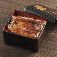 厳選した国産の特大鰻を白焼き、蒸し、本焼きと丁寧に焼き上げた　麻布しき渾身の一品です

※お土産も承ります
うな重、蒲焼はオーダーしてから30分ほどお時間がかかります