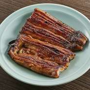 香ばしく焼いた国産の鰻を、先代から伝わるタレにくぐらせた『うなぎ蒲焼』。割き、串打ち、白焼き、蒸し、本焼。国産の特大鰻を使用しております。
※ハーフサイズもご用意しております