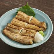 『うなぎ白焼き』は、鰻を蒸さずに本焼きで仕上げるため脂がほどよく残り、鰻の濃厚な旨味が味わえます。国産の特大鰻を山葵おろし醤油でお召し上がりください。
※ハーフサイズもご用意しております。