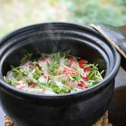 旬の食材や魚の骨から出汁を取り土鍋で炊き上げました
季節により内容は異なりますが、御好評いただいているいくらご飯は通年ご用意しております