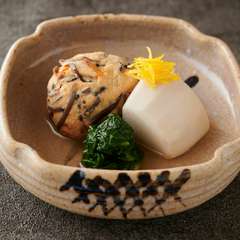 【コース】煮物（飛龍頭と海老芋炊合せ 京菊菜添え）器（魯山人作 唐津入隅四方鉢）