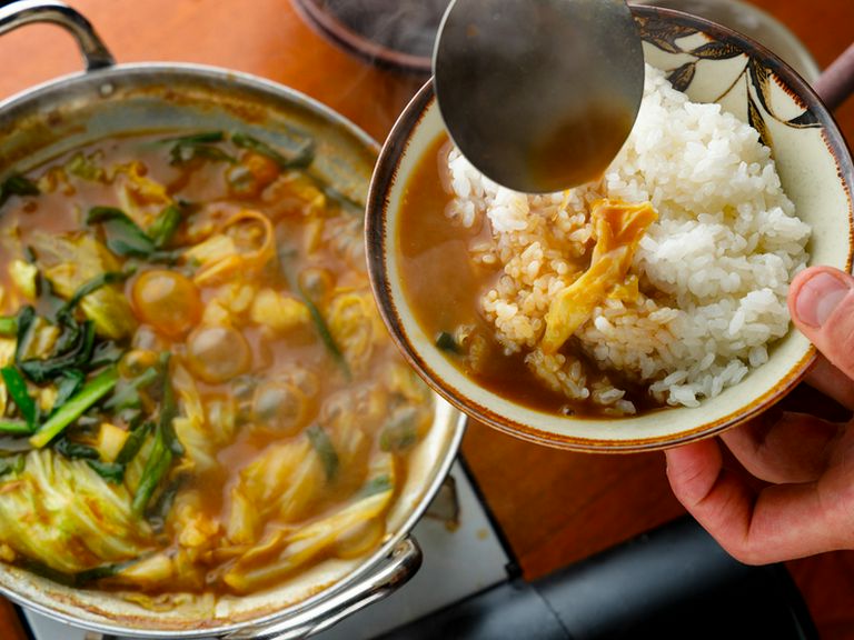 かつお出汁をベースにしたカレーにニンニクの風味がしっかりと効いた『もつ鍋カレー味』