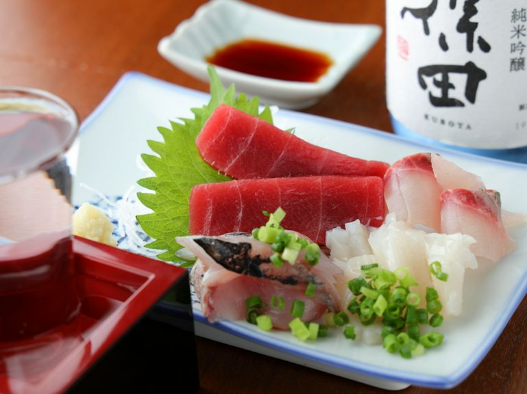 毎日仕入れの新鮮な旬魚が堪能できる『お刺身盛り合わせ』から伝わる料理人の心意気