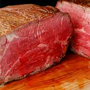10キロ単位で仕入れるオーストラリアのブドウ牛を使用し、料理の提供までに6時間かけた手間と時間をかけた一押し料理。オーブンで焼き目をつけ、肉の旨味を中に閉じ込め、アクセントに塩とわさびを添えています。