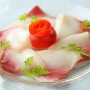 季節に応じて、旬の魚を利用した素材にこだわった一品。彩りは鮮やかで、ソースには、塩とオリーブオイルを利用し、最後にレモン汁をふりかけることで、あっさりとした味付けとなっています。