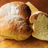 絹豆腐を練り込んで、もっちり感としっとり感を出し、さらにハチミツのほのかな甘みも感じられる自家製のパン。何もつけずにそのまま食べても美味しい一品です。毎日焼きたての味わいが楽しめます！