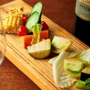 オーナーの出身地でもある群馬県から、厳選された旬の有機野菜を取り寄せています。しっかりした素材そのものの味わいが楽しめるサラダです。赤ワインを使った自家製のドレッシング添え。