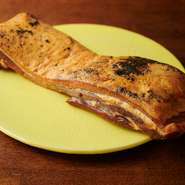 選りすぐったポークを、桜のチップでくんせいに。しっとりしたベーコンの食感とともに桜チップの豊かな香りが広がります。ワインやビールのおともにもピッタリです。
