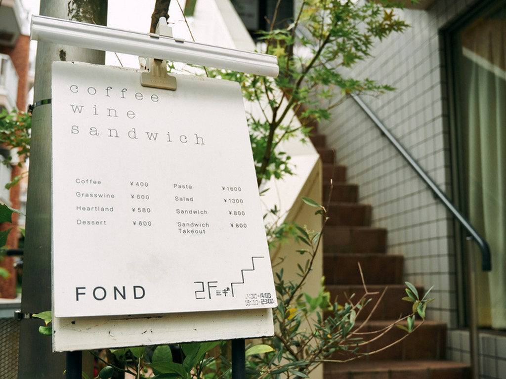 おしゃれな看板が目印