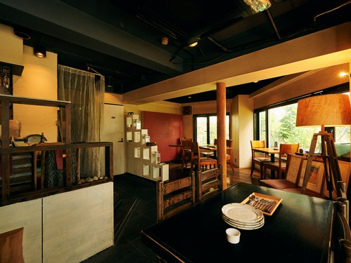 ウッディな雰囲気のゆったり空間