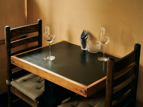 フランスの料理店を思わせる2人掛けテーブル席