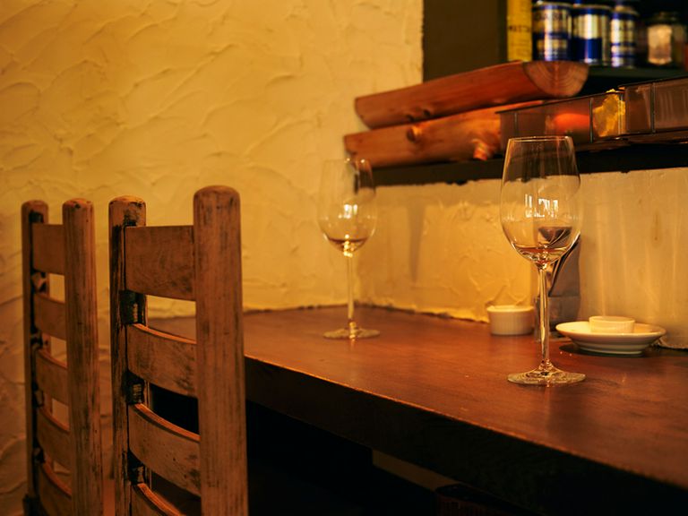 壁や椅子にもフランスの香りが。ゆったりとした時間を楽しんで