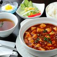 お米や野菜、魚など、使用される食材はそのほとんどが地元のもの。鮮度と質にこだわり、仕入れを行っているそう。中でも県産のお米は格別の味わい、料理のお供にもピッタリのおいしさです。