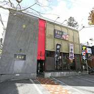 山と湖の間を縫うようにドライブデートを楽しんだ後は、おいしい焼肉と韓国料理でお腹を満たしませんか？　個室もあり駐車場もあるので、気軽に訪れることが出来ます。