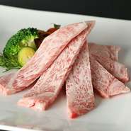鹿児島県産A黒毛和牛「九州王」が使われています。この牛肉は、海外から訪れる人たちがブログの写真をスタッフに見せてから注文するほど、人気があるとか。噛んだ瞬間、おいしい肉汁が口の中に溢れ出してきます。