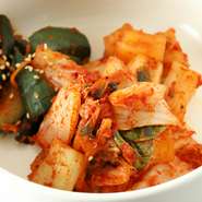 キムチに使われている唐辛子は、韓国から取り寄せた2種類の粉が使われています。料理長自ら仕込み、本場の味を再現した一品。食事された方が、お土産に買われることもしばしば！