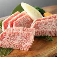 ブレンドしたフルーツをベースにつくり上げた、料理長特製の自家製秘伝ダレをかけて提供されます。甘く味付けされた上カルビは、老若男女問わず評判の一品となっています。