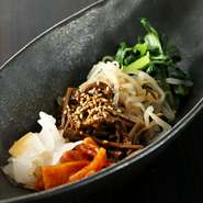 もやし、大根、青菜、ゼンマイからつくるナムルも全て料理長の手づくりとなっています。焼肉の箸休めや、酒の肴のように食べるのもオススメ。