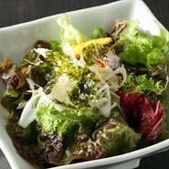 地元の青果店から仕入れている新鮮野菜に、料理長特製の塩ドレッシングと辛味ドレッシングで味の選択が出来ます。シャキシャキとしたサラダが、焼肉の食欲をさらに進めさせてくれます。