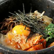 ビビンバとは、韓国語で「混ぜご飯」という意味だとか。その名の通り、器の中で自家製のナムルと自家製醤油ダレを混ぜて味を調整しながらいただきます。石焼きのため、ご飯のおこげも楽しみの一つ。