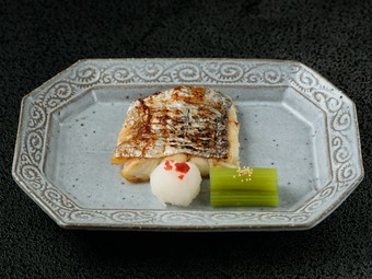 季節の移ろいを、最高のおもてなしと丁寧に調理されたお料理で、心ゆくまでご堪能ください。