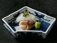 季節の移ろいを、最高のおもてなしと丁寧に調理されたお料理で、心ゆくまでご堪能ください。