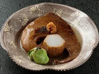 季節の移ろいを、最高のおもてなしと丁寧に調理されたお料理で、心ゆくまでご堪能ください。