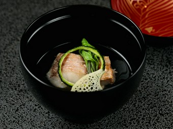 季節の移ろいを、最高のおもてなしと丁寧に調理されたお料理で、心ゆくまでご堪能ください。