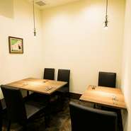 白を基調にした店内は、大きなガラス窓から外光がたっぷり入り、夜もスポットライトなど照明が多く配置され、明るく開放的な雰囲気。シェフの奥様の接客も家庭的で、居心地の良さは抜群です。