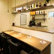 オープンキッチンに面したカウンター席は4席あり、お一人様でも気軽にかつゆっくり食事を楽しめます。しかも、カウンター越しにシェフの仕事ぶりを見ることができるので、退屈することもありません。