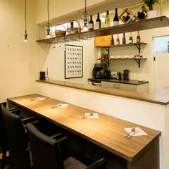 一人でも気兼ねせず来店できるカウンター席を完備