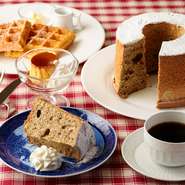 画像の『自家製シフォンケーキ』や『プレーンワッフル』『プリン』など、スイーツメニューもしっかり揃っているので、ティーブレイクにももってこい。もちろんすべて手づくりで、素朴かつ家庭的な味わいです。